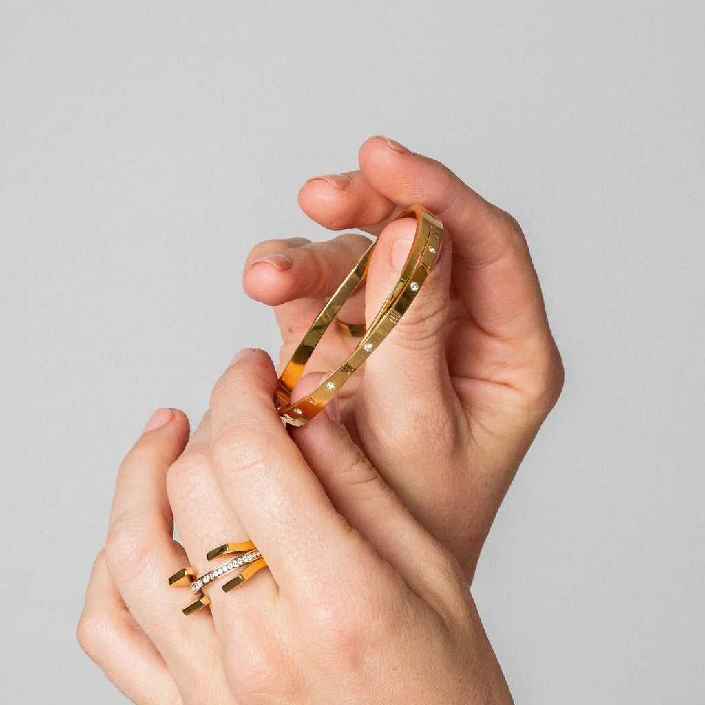 Roman Numeral Entrelaçados Bangle — 18k Gold