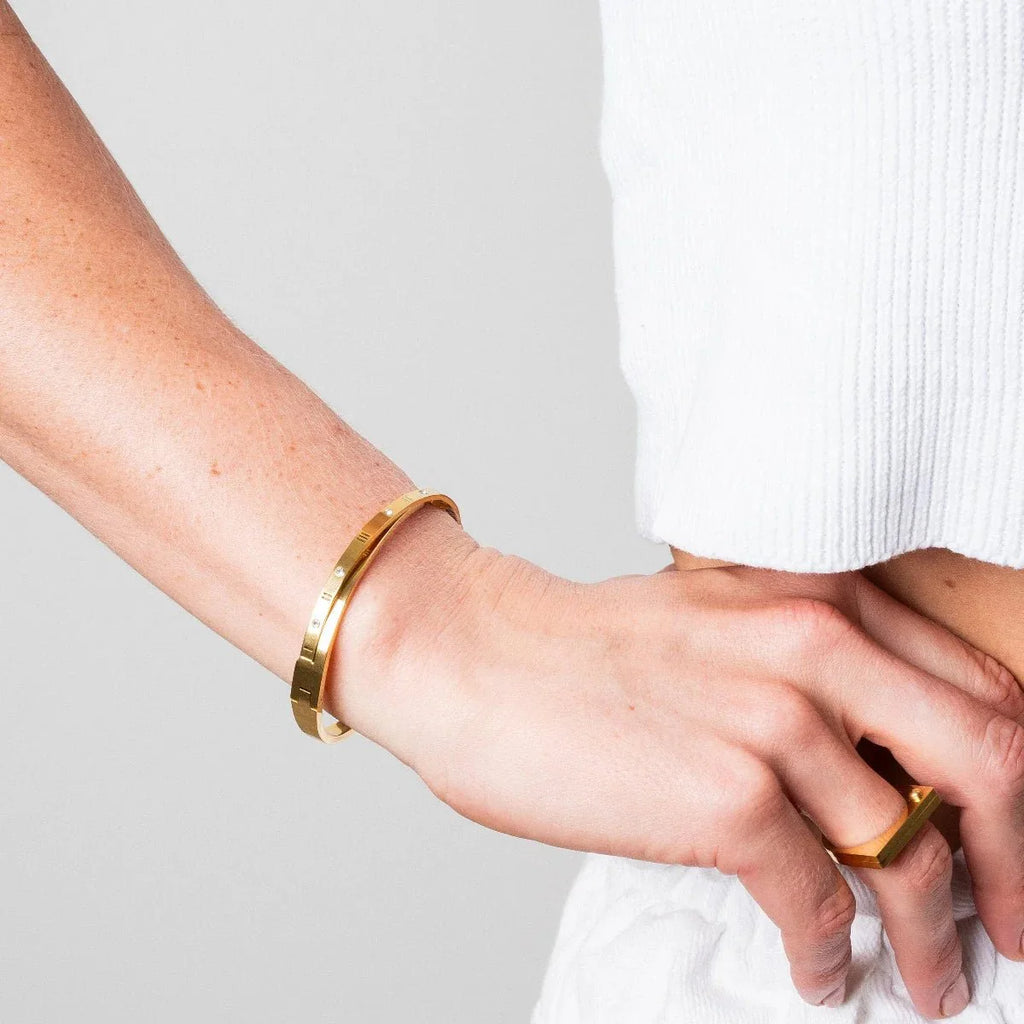 Roman Numeral Entrelaçados Bangle — 18k Gold