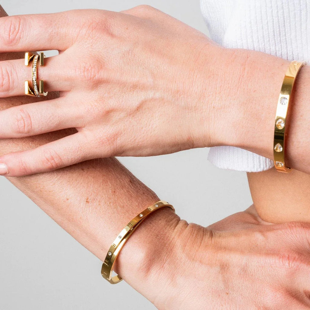 Roman Numeral Entrelaçados Bangle — 18k Gold