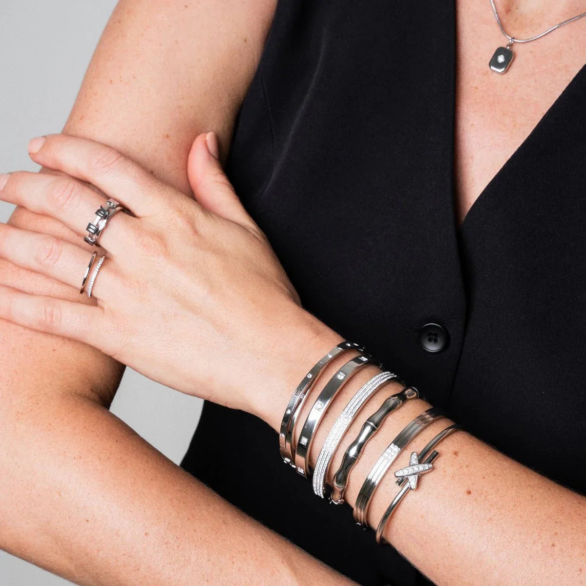Roman Numeral Entrelaçados Bangle — Silver