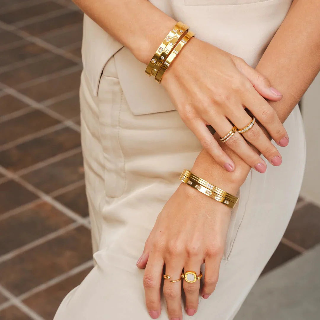Classic Roman Bangle — 18k Gold