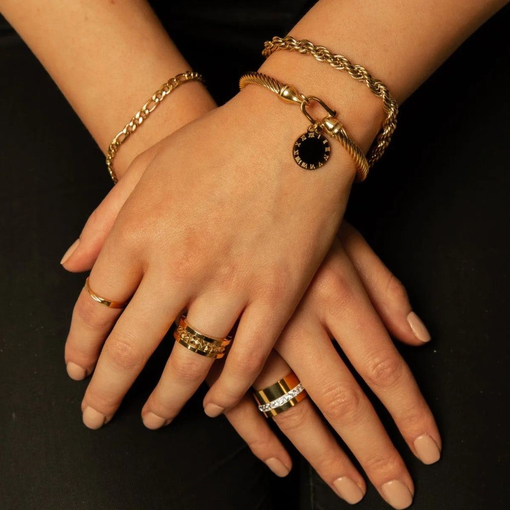 Onyx Bangle — 18k Gold