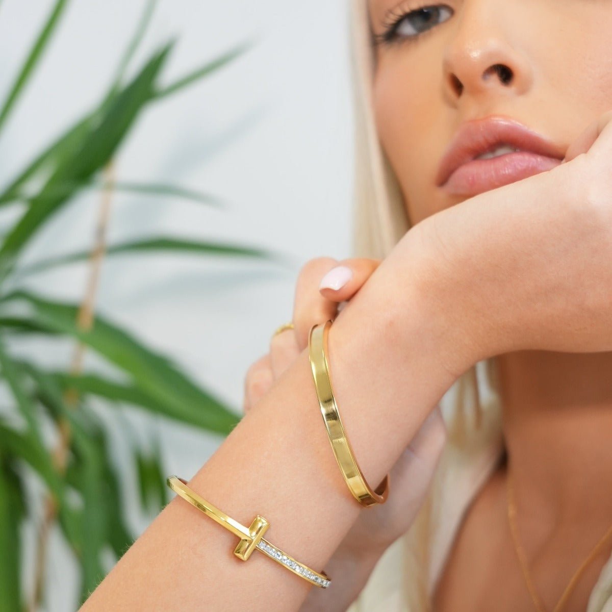 T-Bar Elegance Bangle — 18k Gold