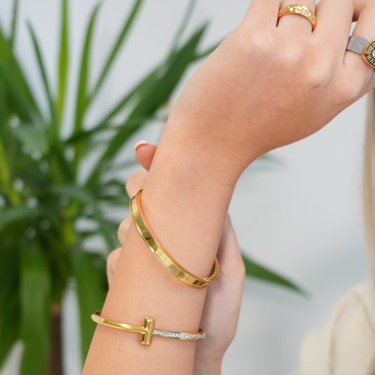 T-Bar Elegance Bangle — 18k Gold