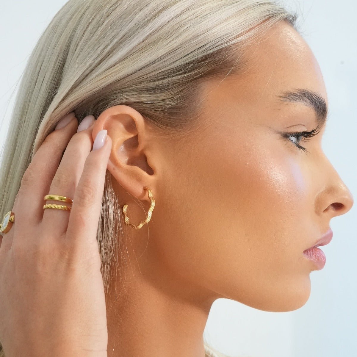 Hoop Wavy Texture Earrings — 18k Gold