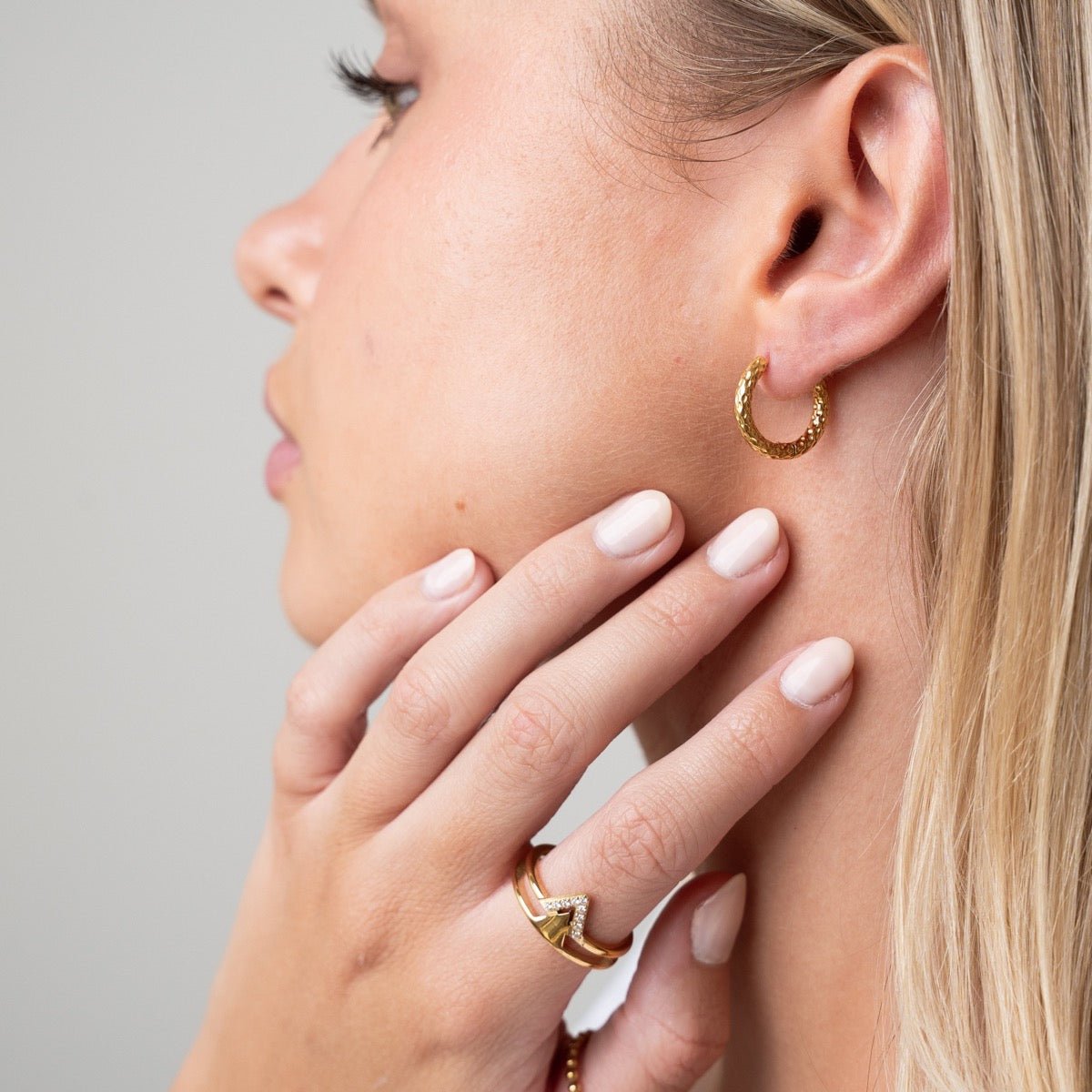 Hoop Texturizado Earrings — 18k Gold