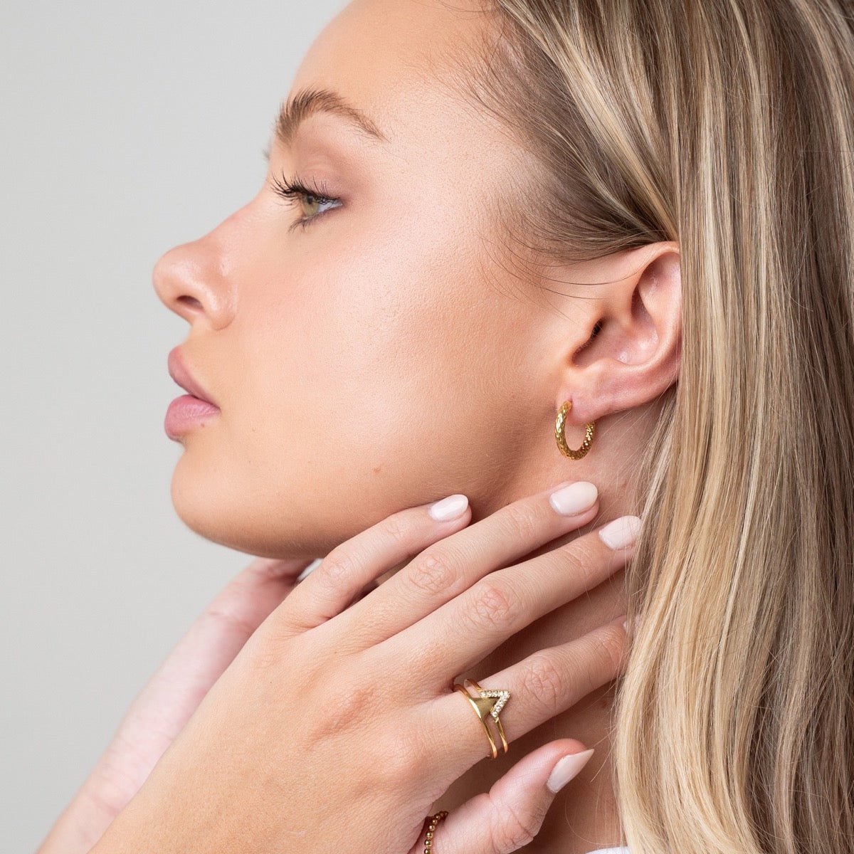 Hoop Texturizado Earrings — 18k Gold