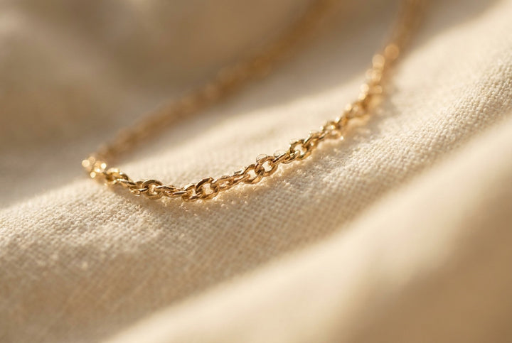 18k gold chain, water beading on the links